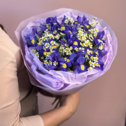 Букет из ирисов и ромашек